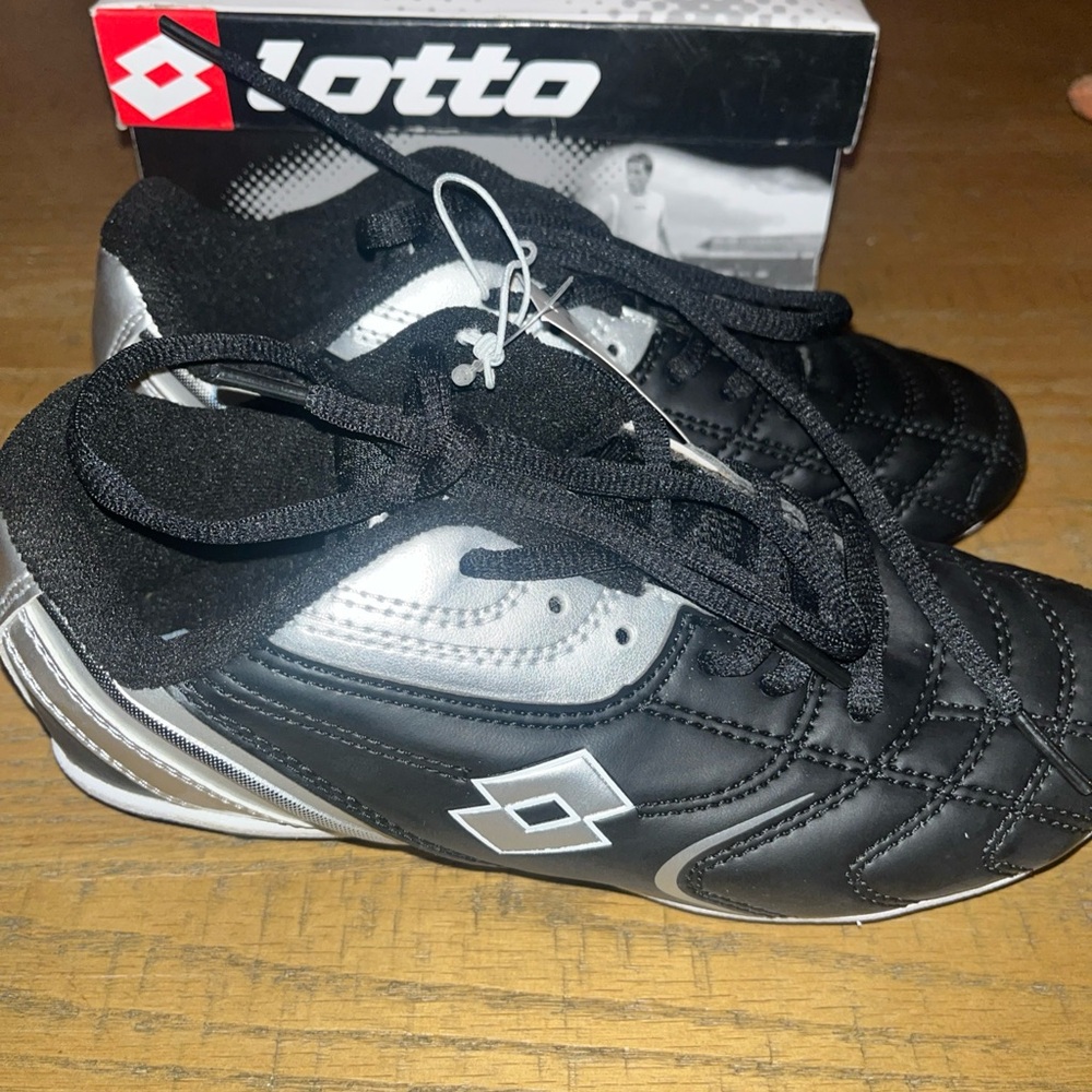 Lotto Men’s Soccer Cleats Black Silver Size 3 NIB